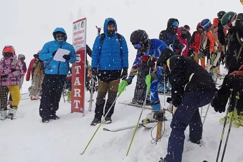 Skiing in Manali 